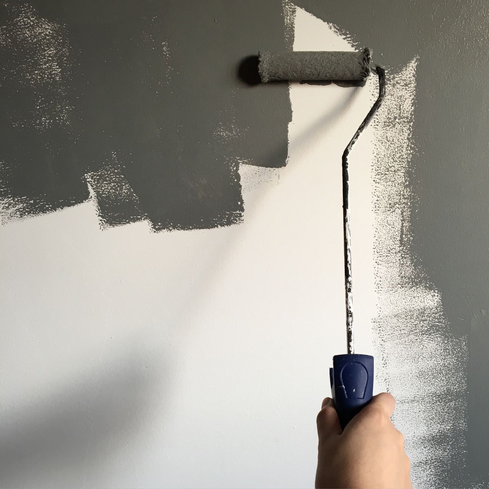 Schilderen van een wand met een verfroller